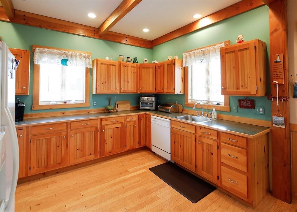 Cozy Cove Cottage Limit 6 3 Bedroom Cottage by RedAwning