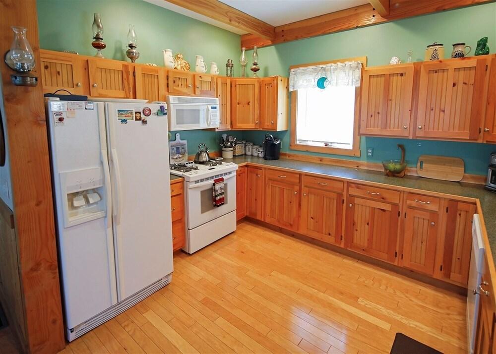 Cozy Cove Cottage Limit 6 3 Bedroom Cottage by RedAwning