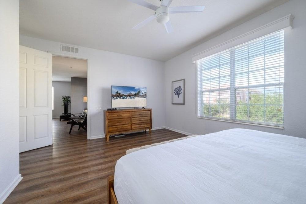 Vista Cay Electra 3 Bedroom Condo by RedAwning