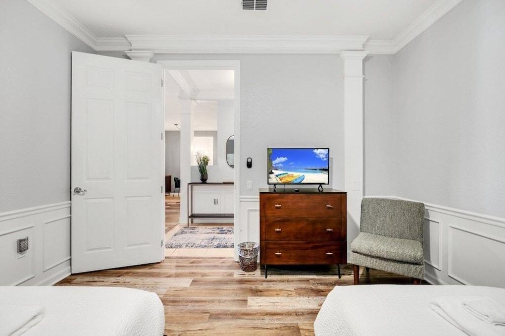 Vista Cay Magic 3 Bedroom Condo by RedAwning