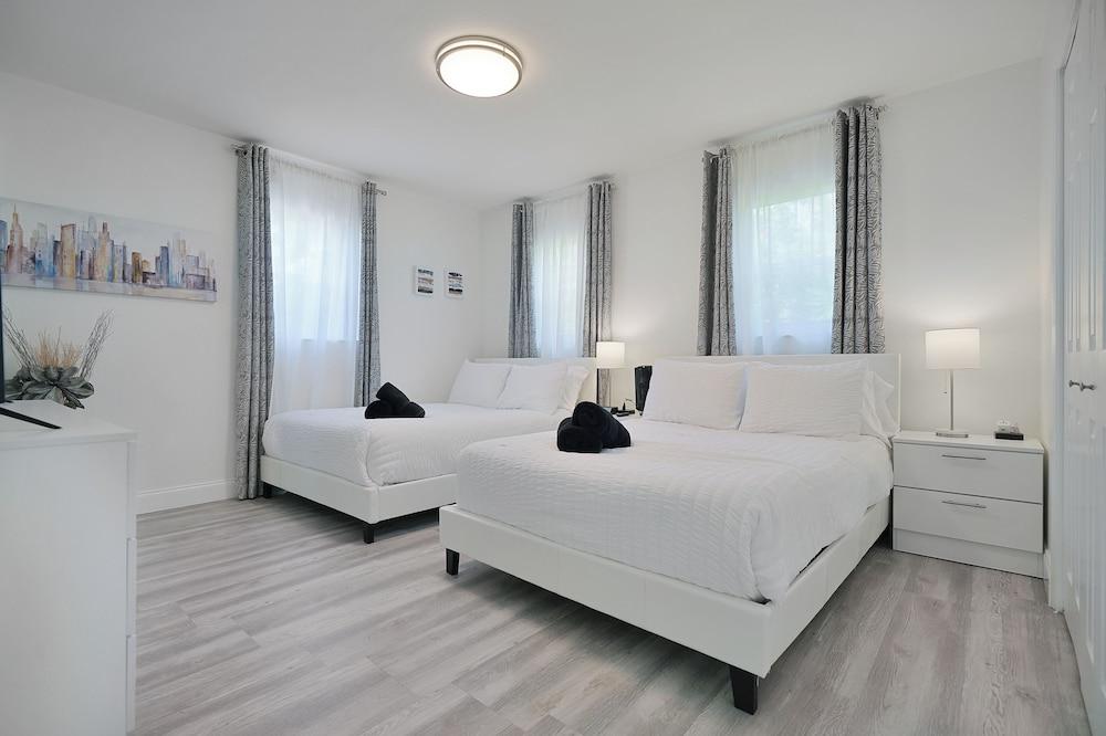 4 to 14 Guests- 2 Kitchens, Comfort Retreat, BBQ Patio