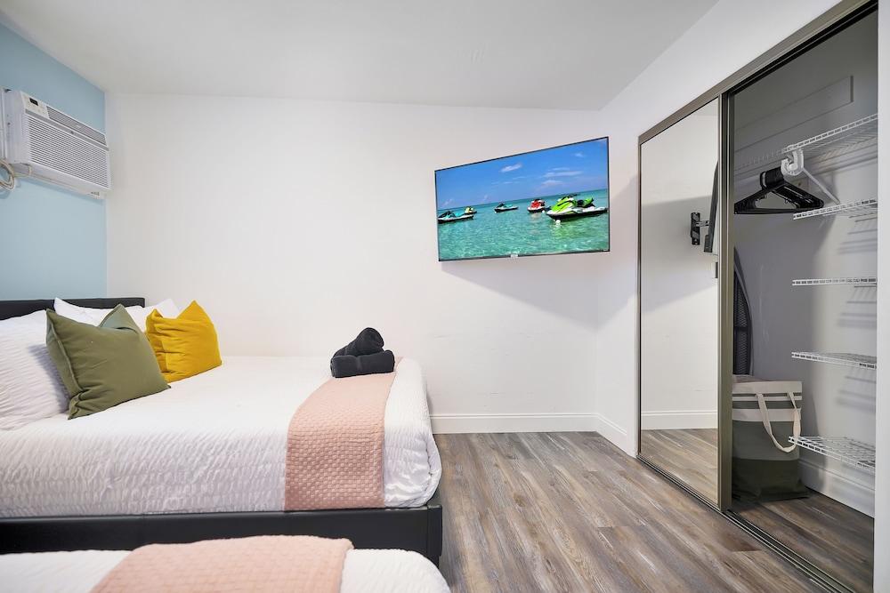 4 to 14 Guests 2 Kitchens Deco Retreat BBQ Patio