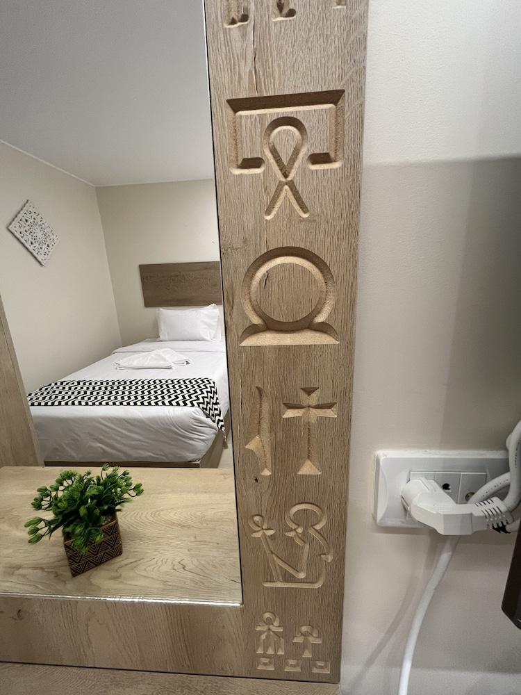 The Gate Hotel Front Pyramids & Sphinx View