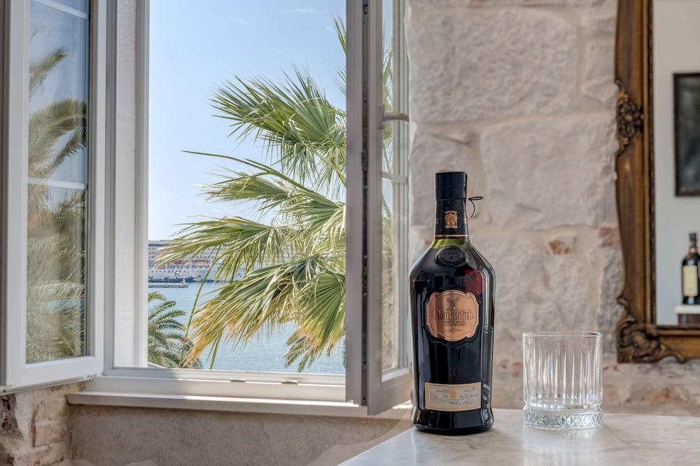 Grand Promenade Suite - Tale Of The Sea