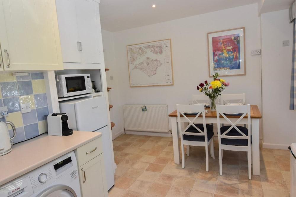 White Roses a dog Friendly Retreat for two