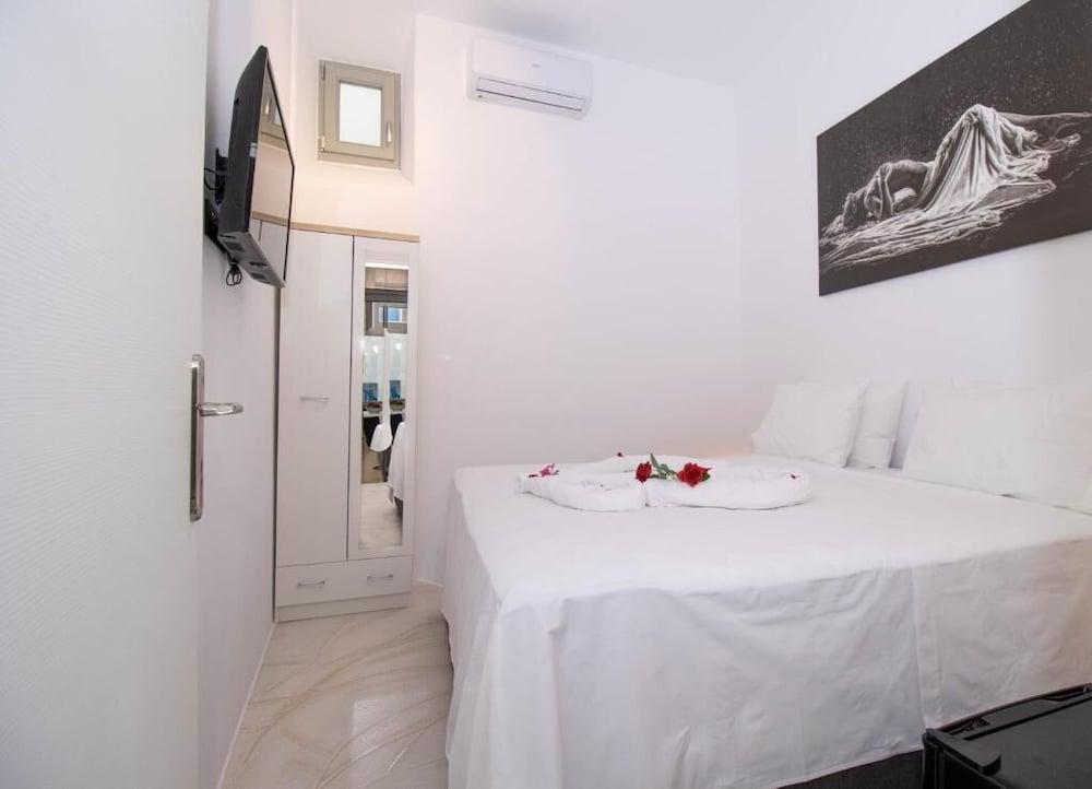 CAPRI Downtown Rooms