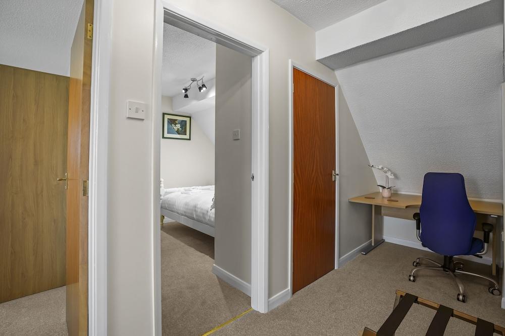 House - Sleeps 6 & Free Parking