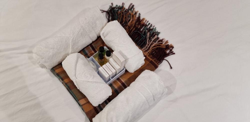 Lakeviews/quietness/parking/longstays/4guests