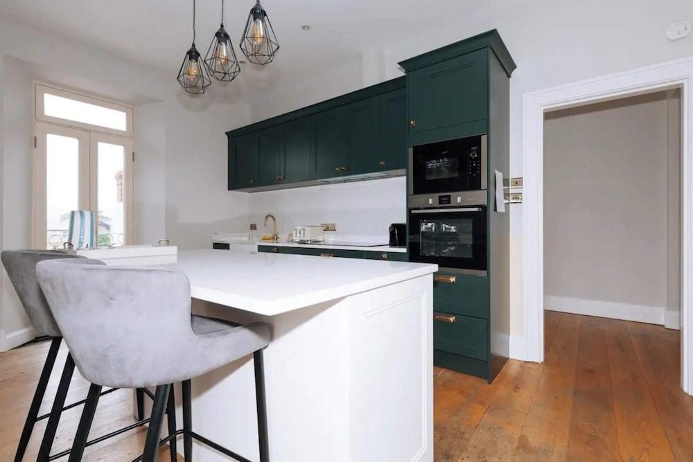 Chic & Characteristic 2BD House - Irishtown