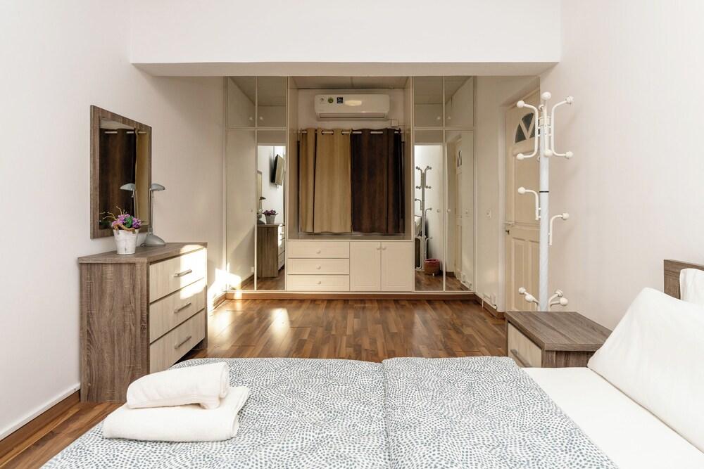 Blossom Holiday Villa DPS18