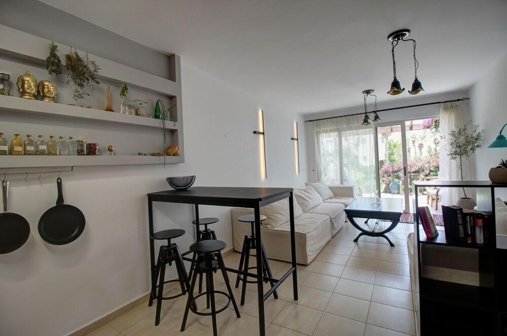 1 Bedroom Apartment on Beach Elias Upper