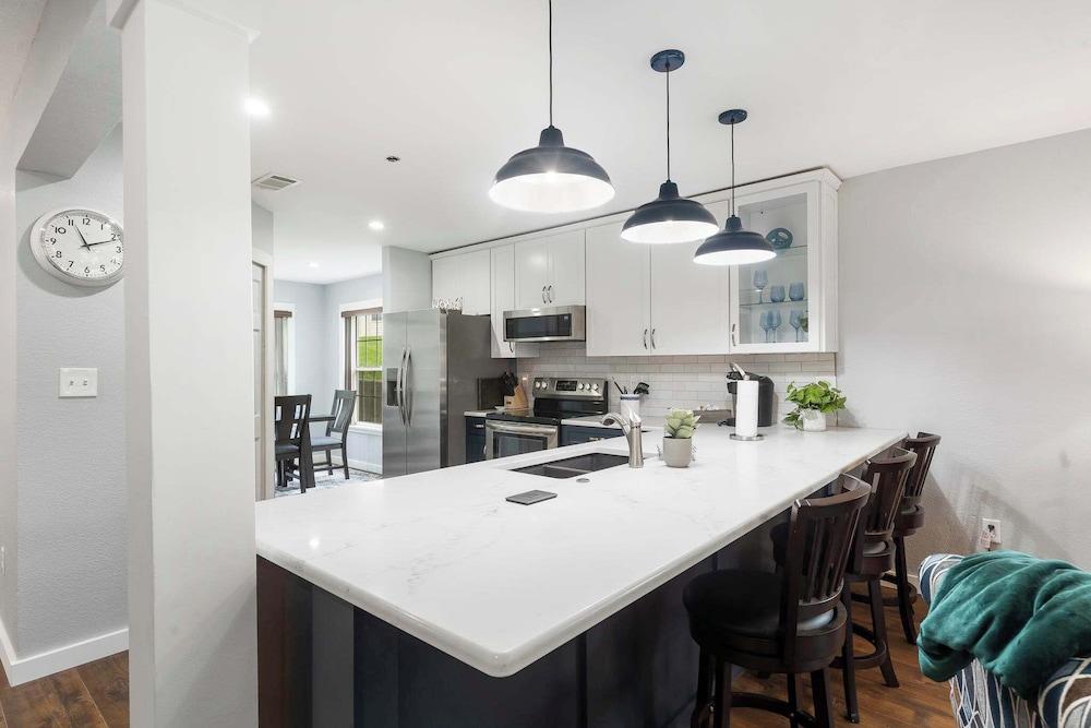 Brookside Getaway - Spacious Sunroom
