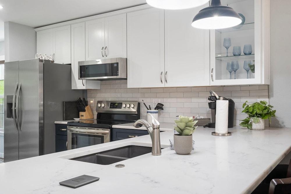 Brookside Getaway - Spacious Sunroom