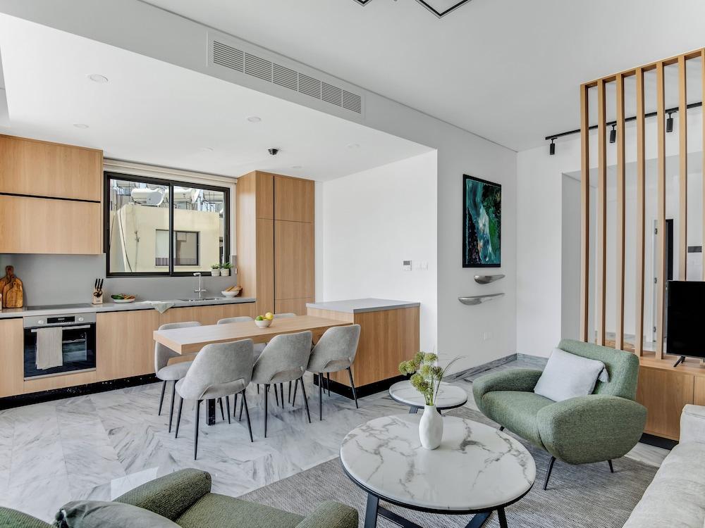 Sanders Olive - Chic 2-bdr Apt With Shared Pool