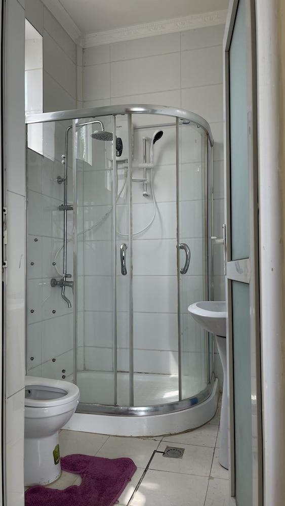 LAO TANGREN RESTAURANT & GUESTHOUSE