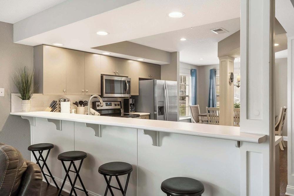 Tranquil Pondview Retreat - Balcony