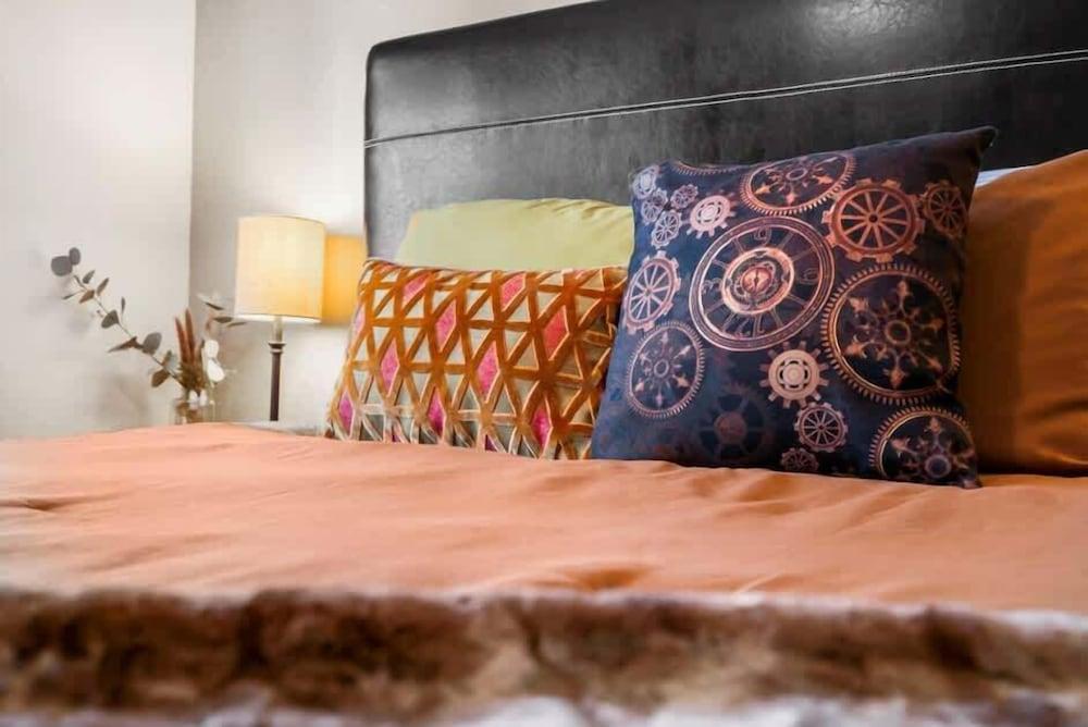 Time Traveler Suite - Private Balcony