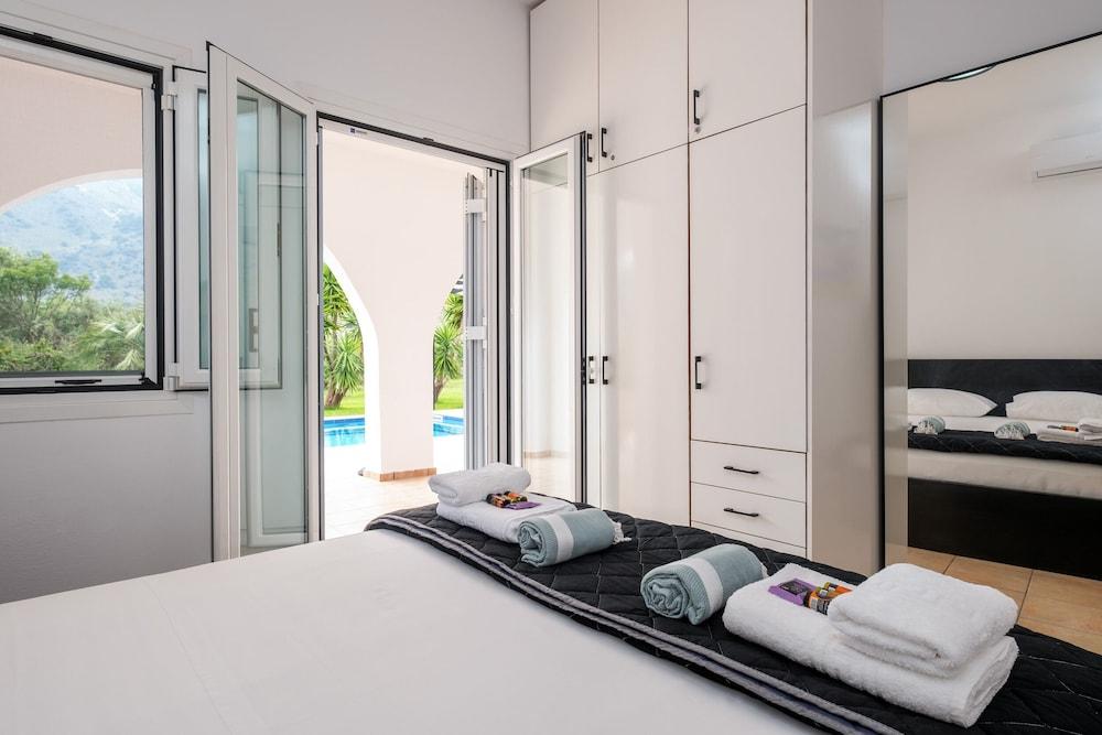 Kournas-sleeps8-parking-garden-pool-petfriendly