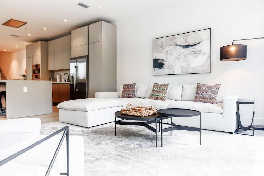 The Modernista 2 - Large Townhome With Pool