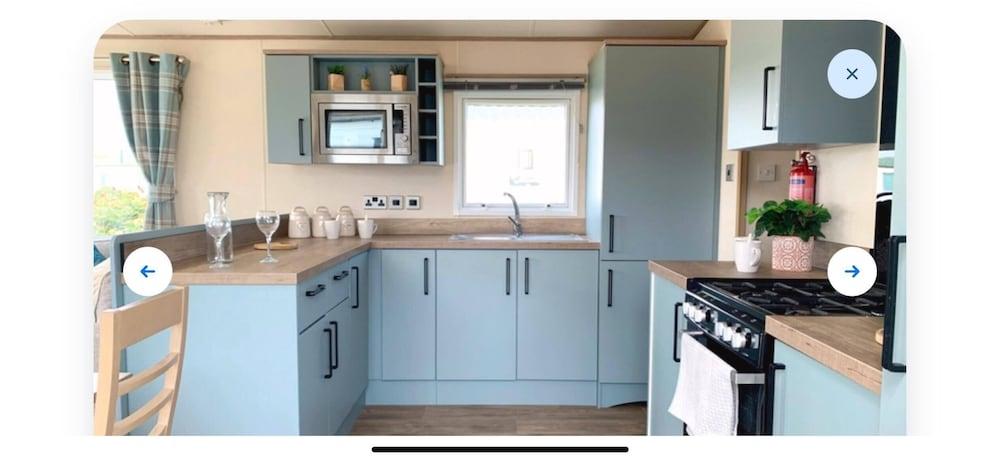 Stunning River View 2 Bedroom Caravan With Decking