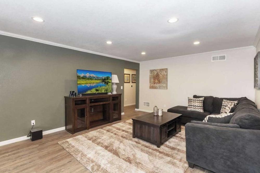 Dawn and Dusk by Avantstay Modern Cabin in Great Location w/ Home Theatre