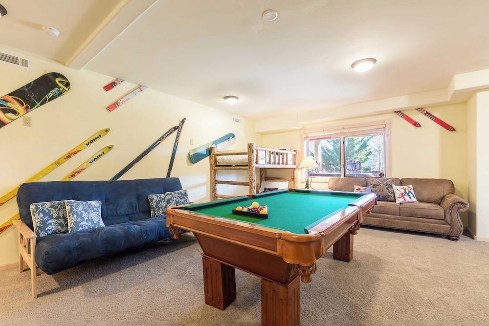Hot Tub, Game Room, Large Deck w/ Incredible View Penticton Lodge by Avantstay