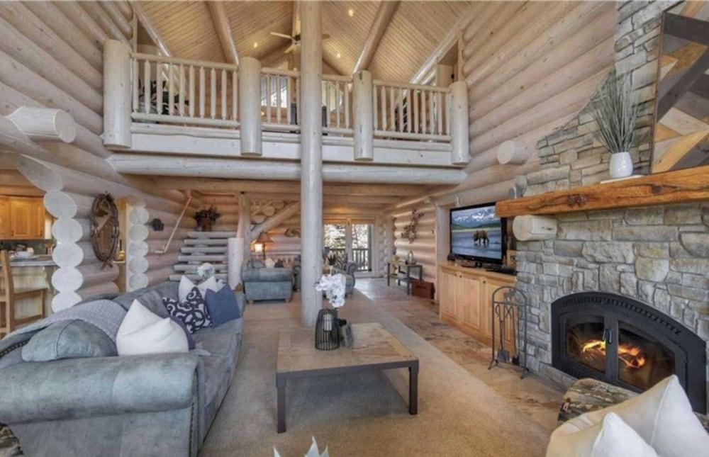 Hot Tub, Game Room, Large Deck w/ Incredible View Penticton Lodge by Avantstay