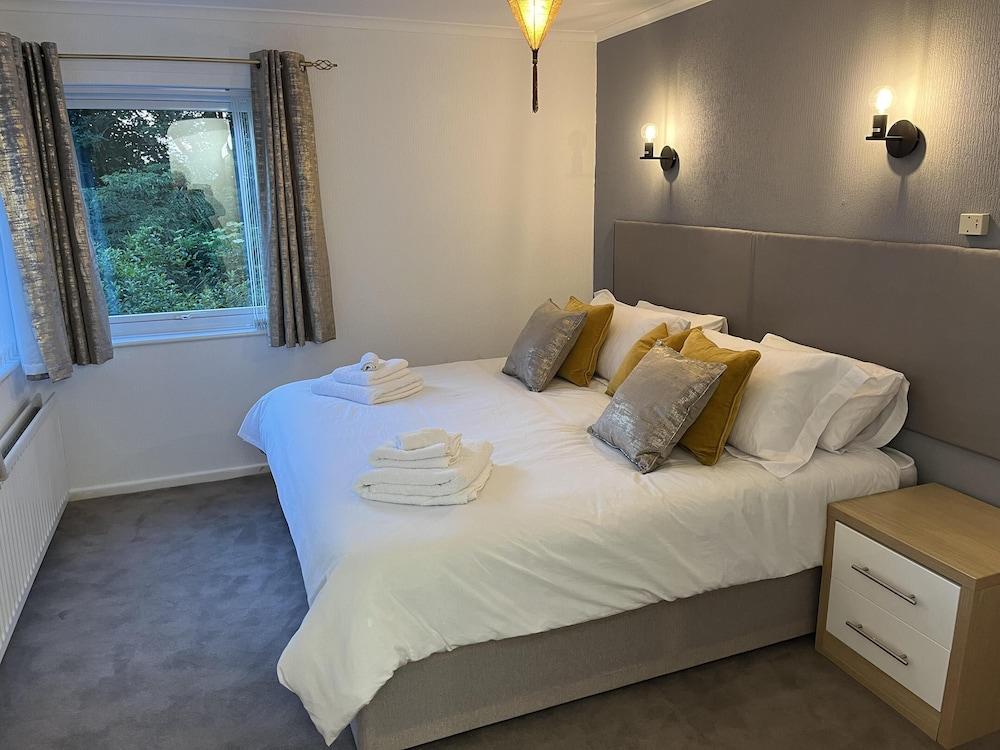 Blaydonburn - Sleeps 6 - Parking - Garden - Hottub