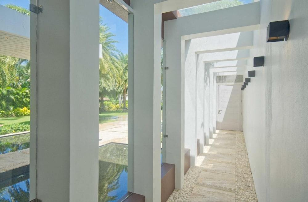 Modern Villa With Ocean View and Service Staff