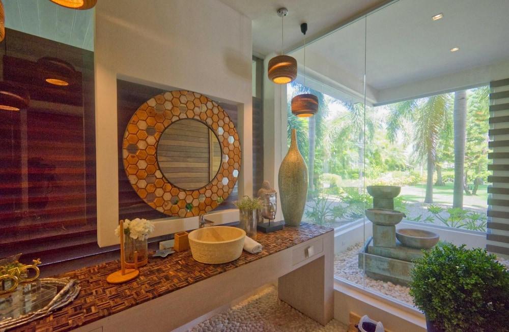 Modern Villa With Ocean View and Service Staff