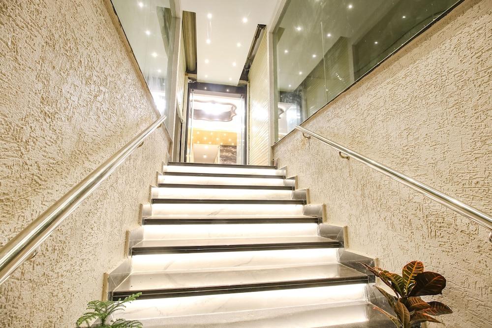 Fabhotel Divine Casa