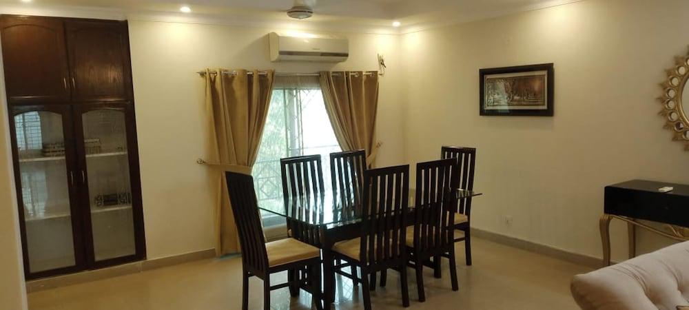 Impeccable 3-bed Apartment in Lahore
