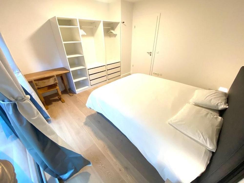 2 Bedrooms Flat in Center with Parking