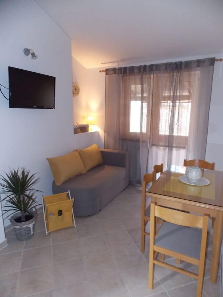 Vale - Central & 20m to the sea - A2