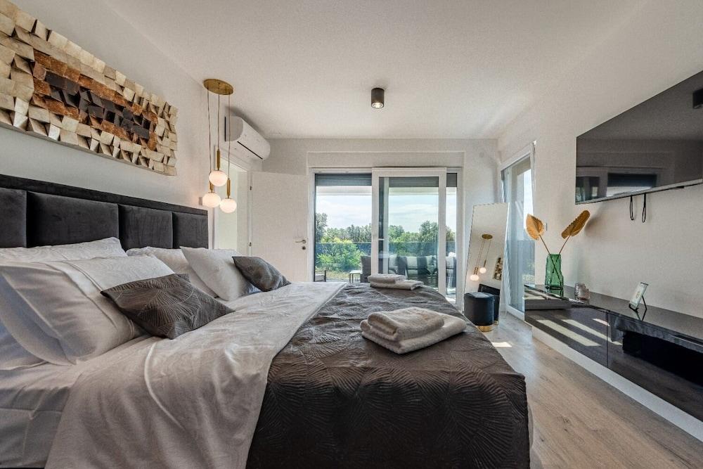 Ren-lux With Heated Pool - H