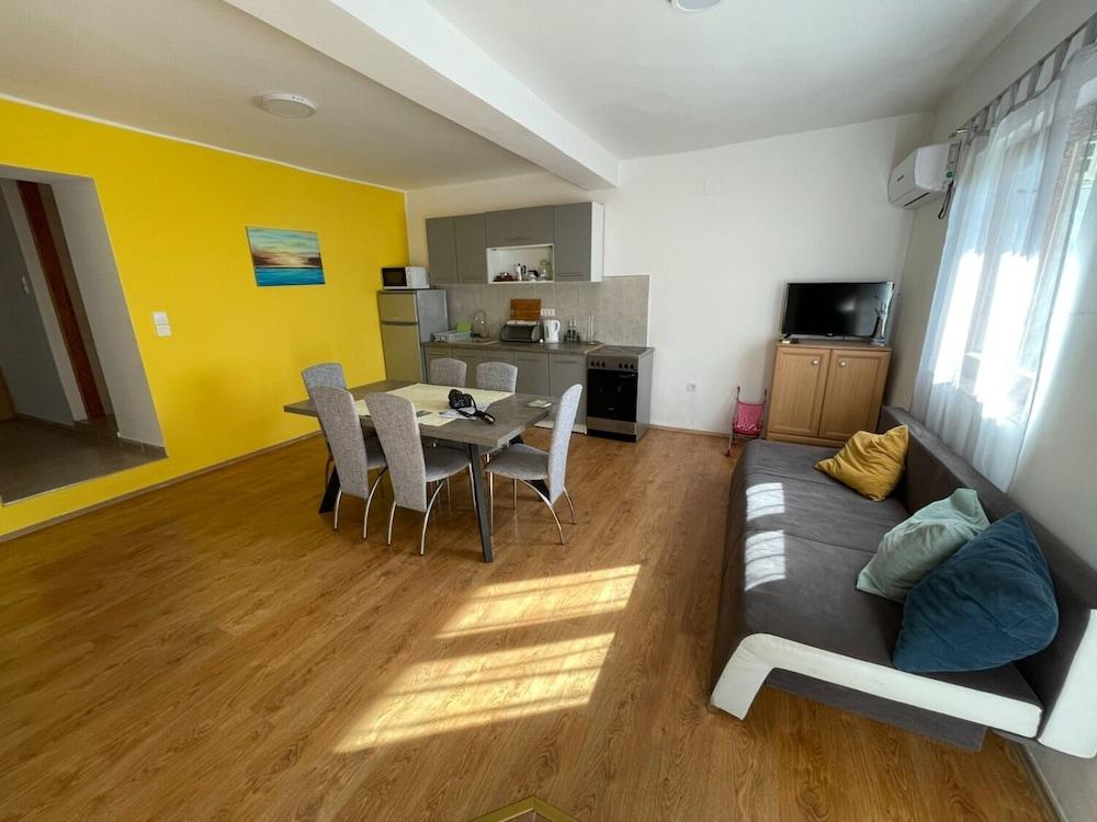 Jenny - 300m to the Beach - A4