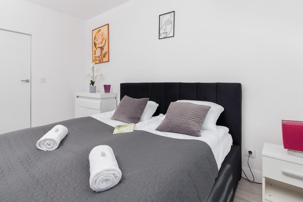 Spacious Bright Apartment by Renters