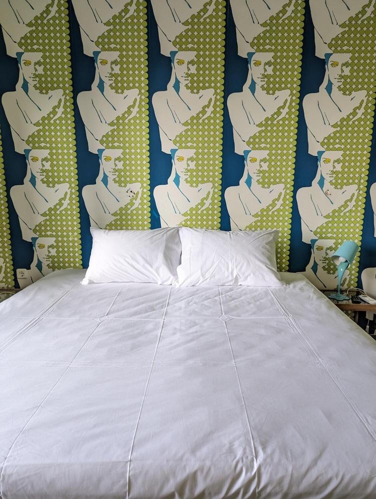 Okeania Seafront Rooms in Kamena Vourla