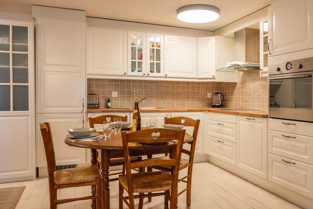 Snowflake family apart. Ski in& out