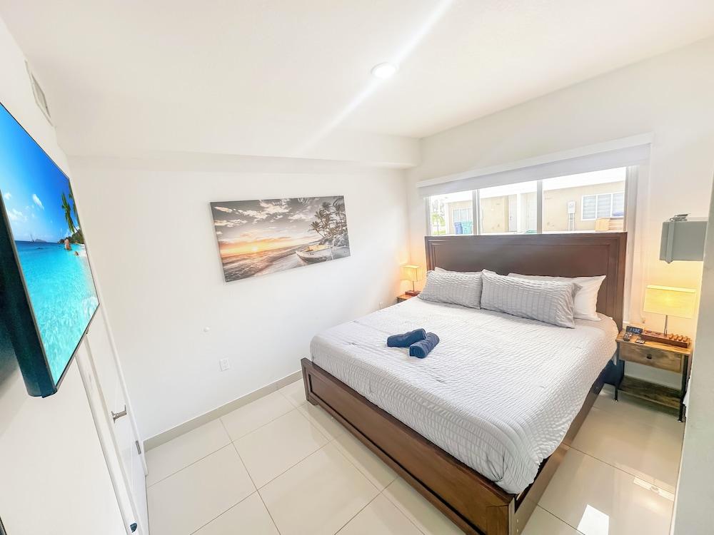 Experience Luna Sky! 65" TV Bar BBQ go FL Keys