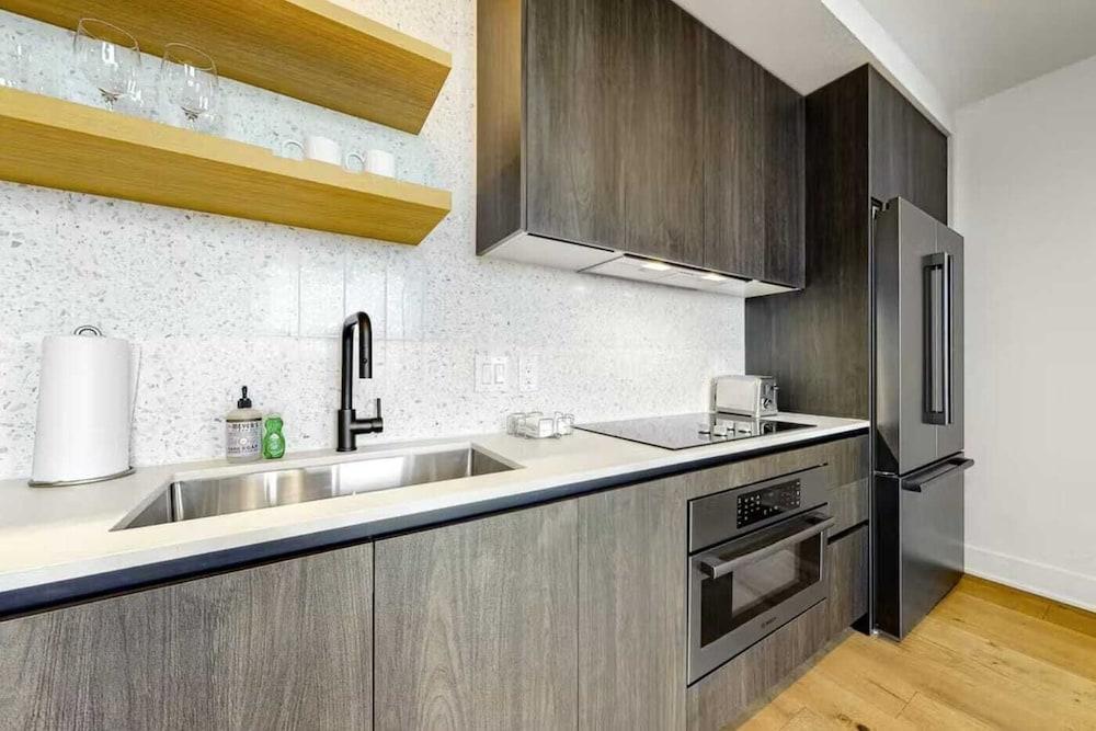 Luxe High Rise off of Rainey St.