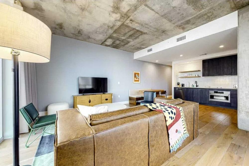 Luxe High Rise off of Rainey St.