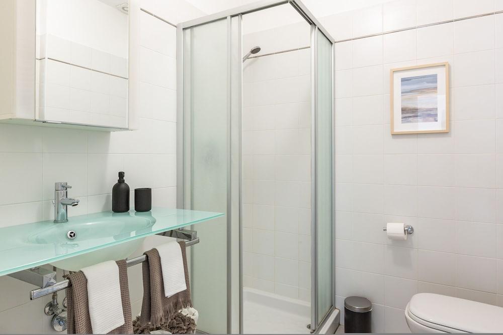 Lake View Terrace Apartment