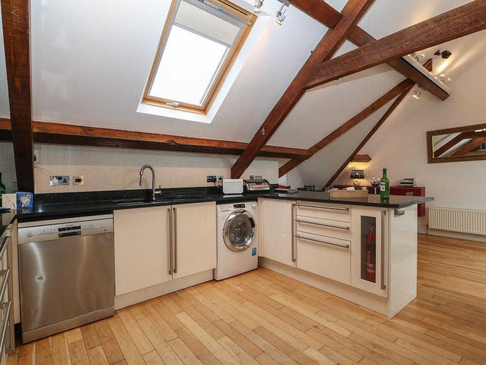 Apartment 2, Gorwel Glas