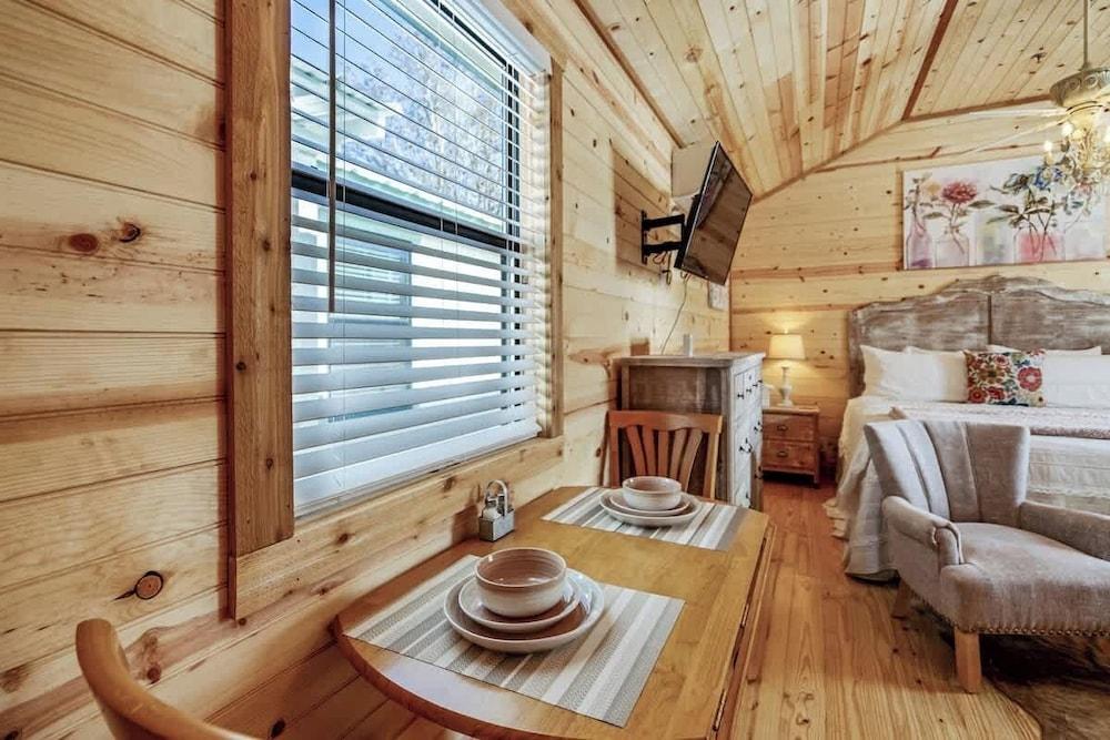 Fancy Cabin Right on Main St!