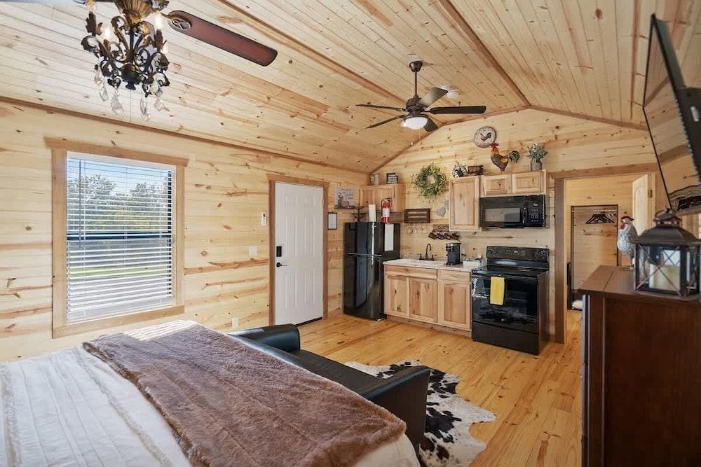 Gorgeous Cabin on Main-steps to Pacific War Museum