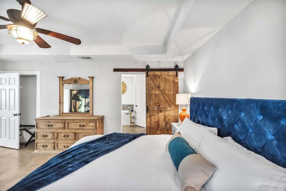 Lakefront Paradise With Firepit