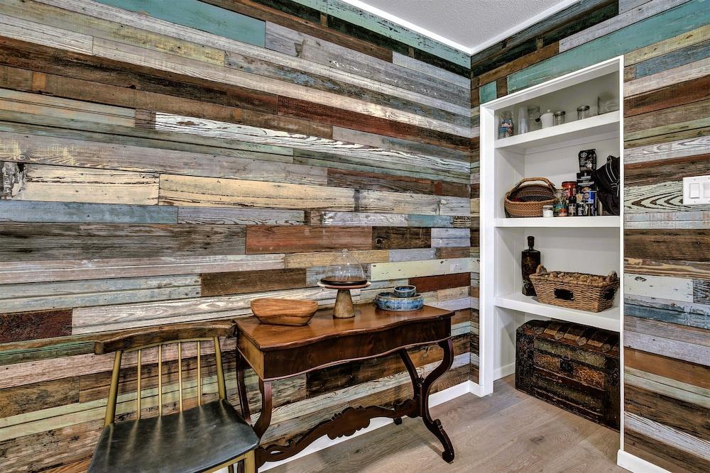 Luxury Cabin-right Across From Albert Dance Hall!