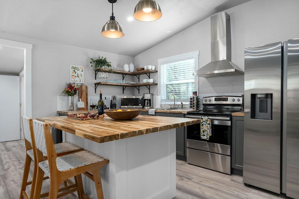 Luxury Cottage With Hill Country Views - Private Deck