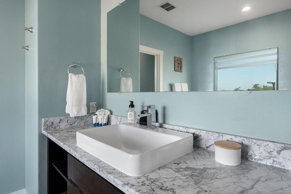 Luxury Cottage With Views-fireplace-spa Bath